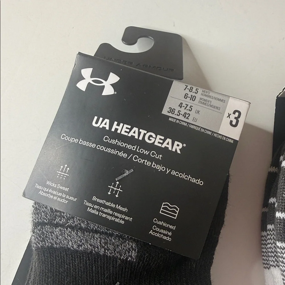 Under Armour Assortment of Socks 8 Pairs Size Medium. Black and White.